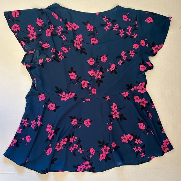 Torrid Vibrant Floral print V-Neck blouse top Sz-1. D10 - Picture 5 of 8